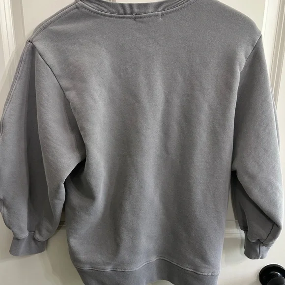 Agolde 3/4 length sleeve sweatshirt in a beautiful smokey grey color. - Picture 9 of 10